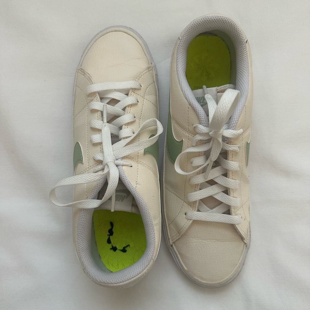 NIKE WOMEN’S COURT LEGACY NEXT NATURE GYMNASTICS SHOES